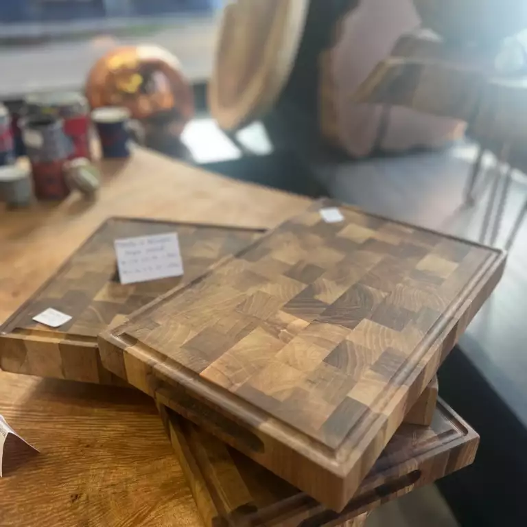 planche de cuisine artisanale en bois sombre – Mazawood