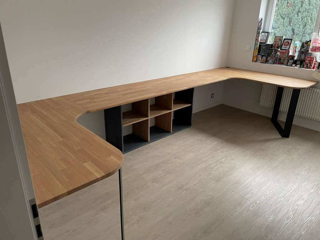 Bureau d’angle en bois massif avec rangements ouverts, sur piétement en métal noir