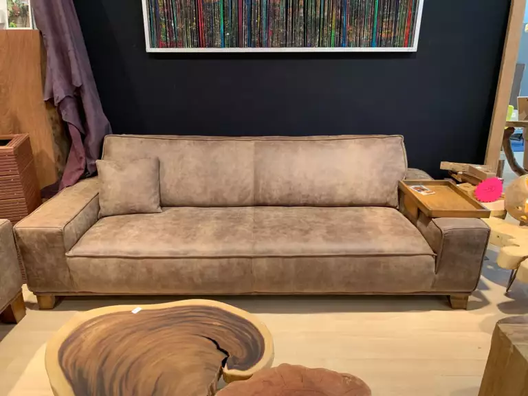 Modèle STAR en cuir brun dans un salon contemporain