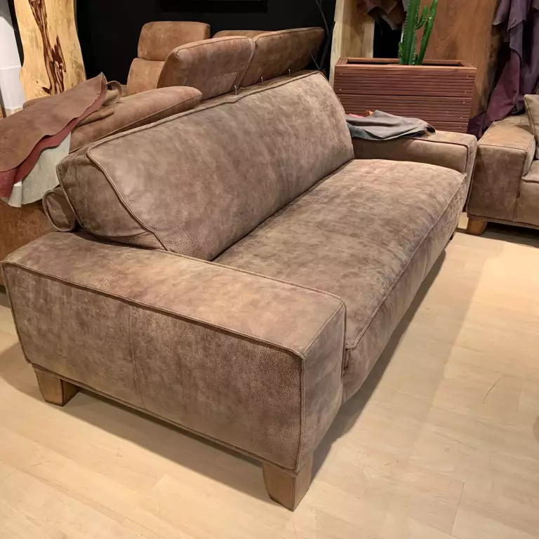 Canapé artisanal sur mesure en cuir haut de gamme