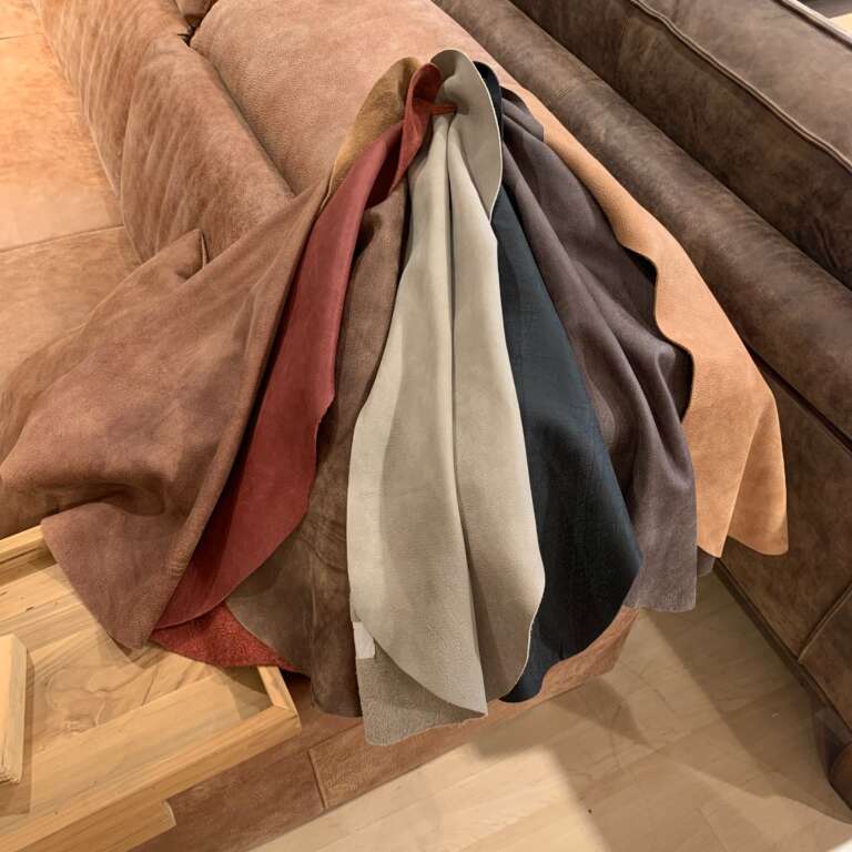 Détail du cuir véritable avec traitement naturel, texture apparente