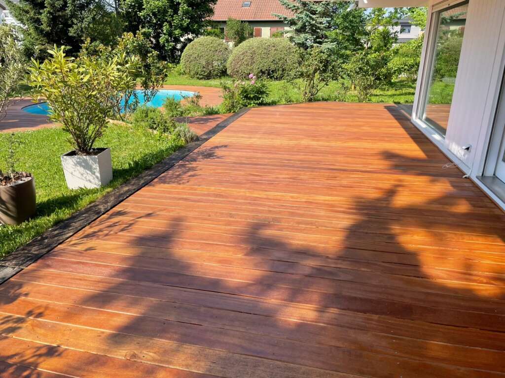 Bardage en bois exotique vertical pour façade extérieure