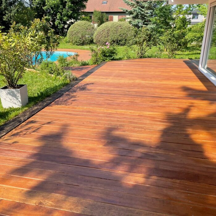 Bardage en bois exotique vertical pour façade extérieure