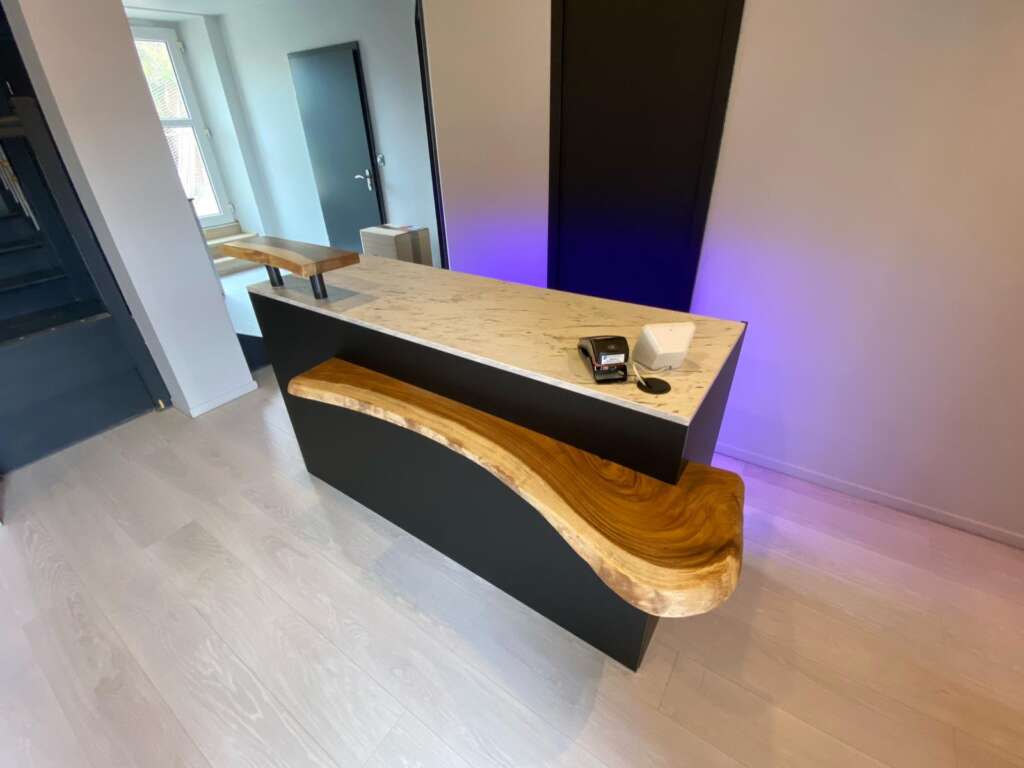 Borne d’accueil sur mesure en bois massif