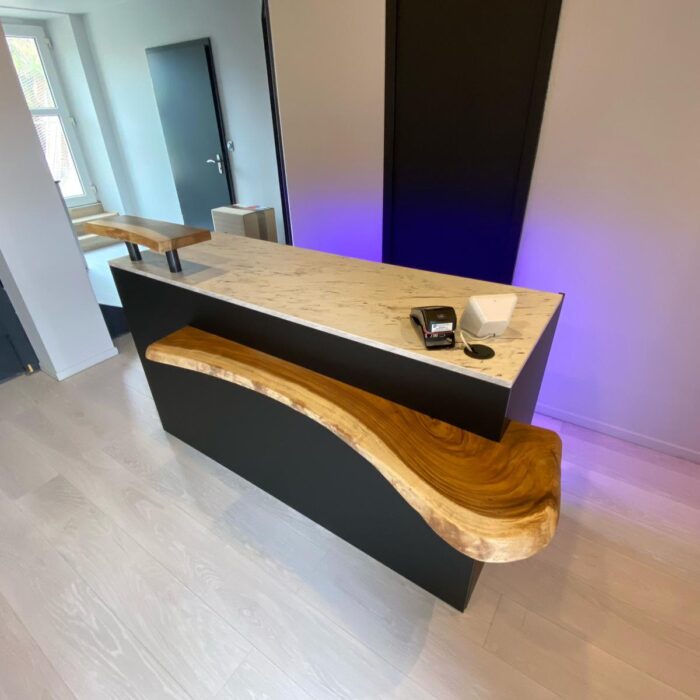 Borne d’accueil sur mesure en bois massif