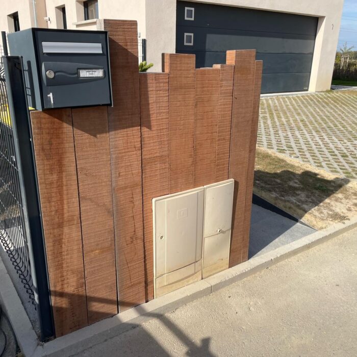Habillage extérieur sur mesure en bois massif pour façade