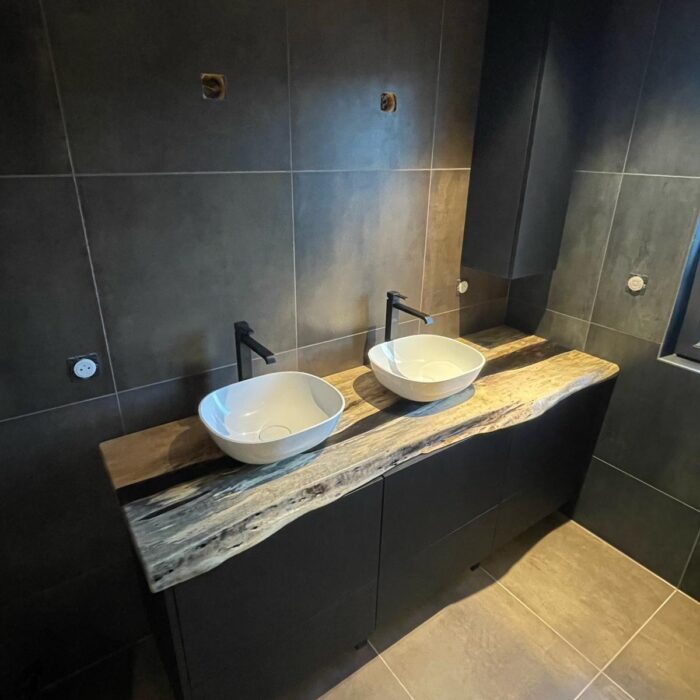 Meuble double vasque en palissandre des Indes avec résine époxy