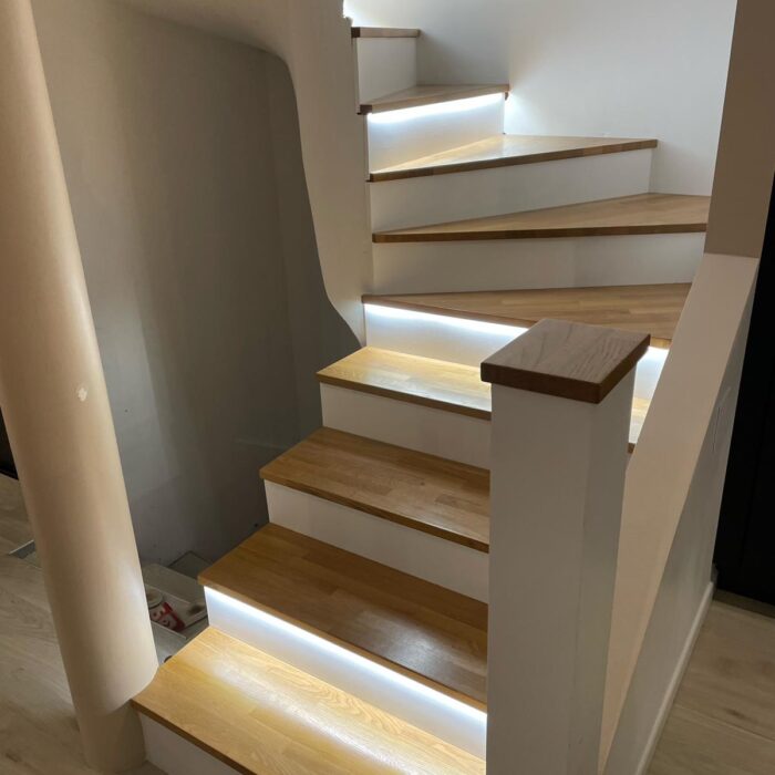 Escalier en chêne massif avec contremarches noires et garde-corps bois