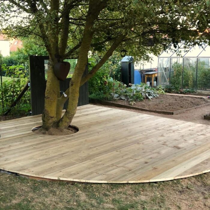 Terrasse en bois de mélèze sur mesure dans jardin paysager