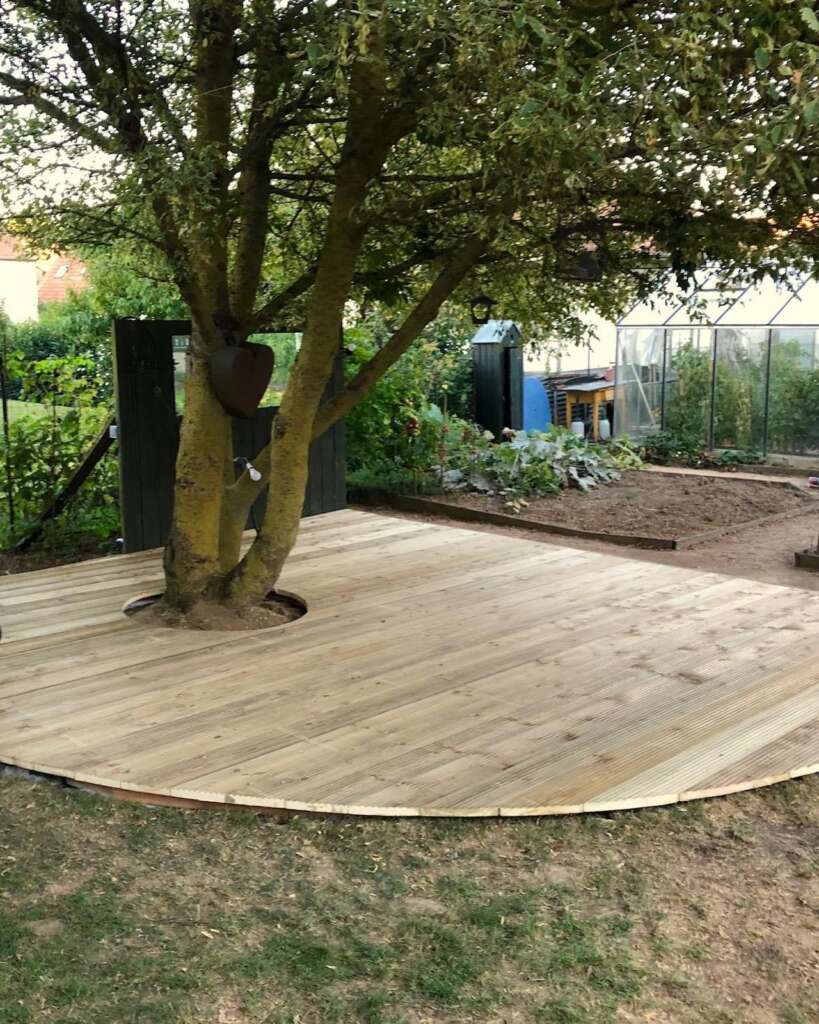 Terrasse en bois de mélèze sur mesure dans jardin paysager