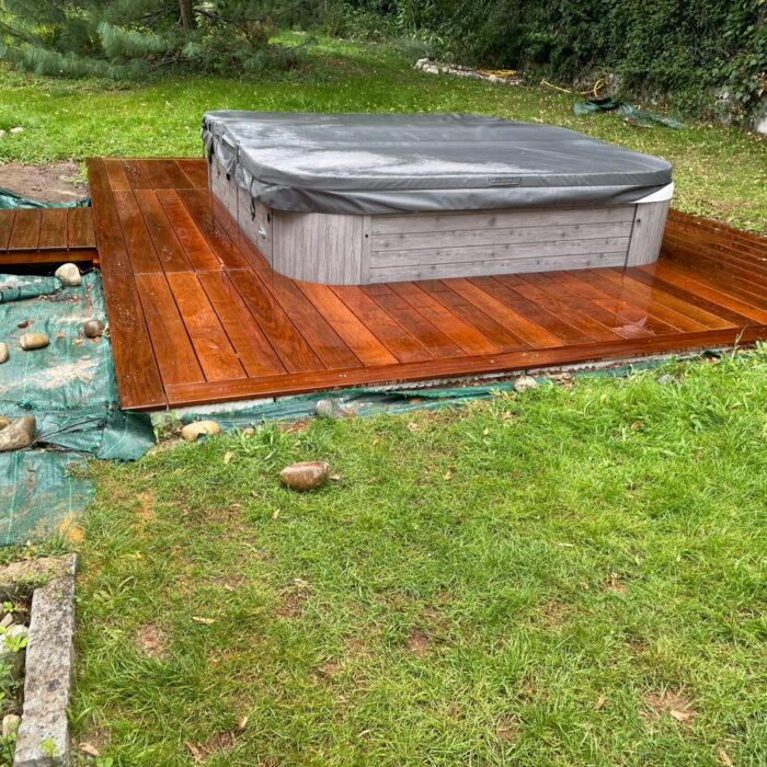 Terrasse en bois exotique teck sur jardin paysager
