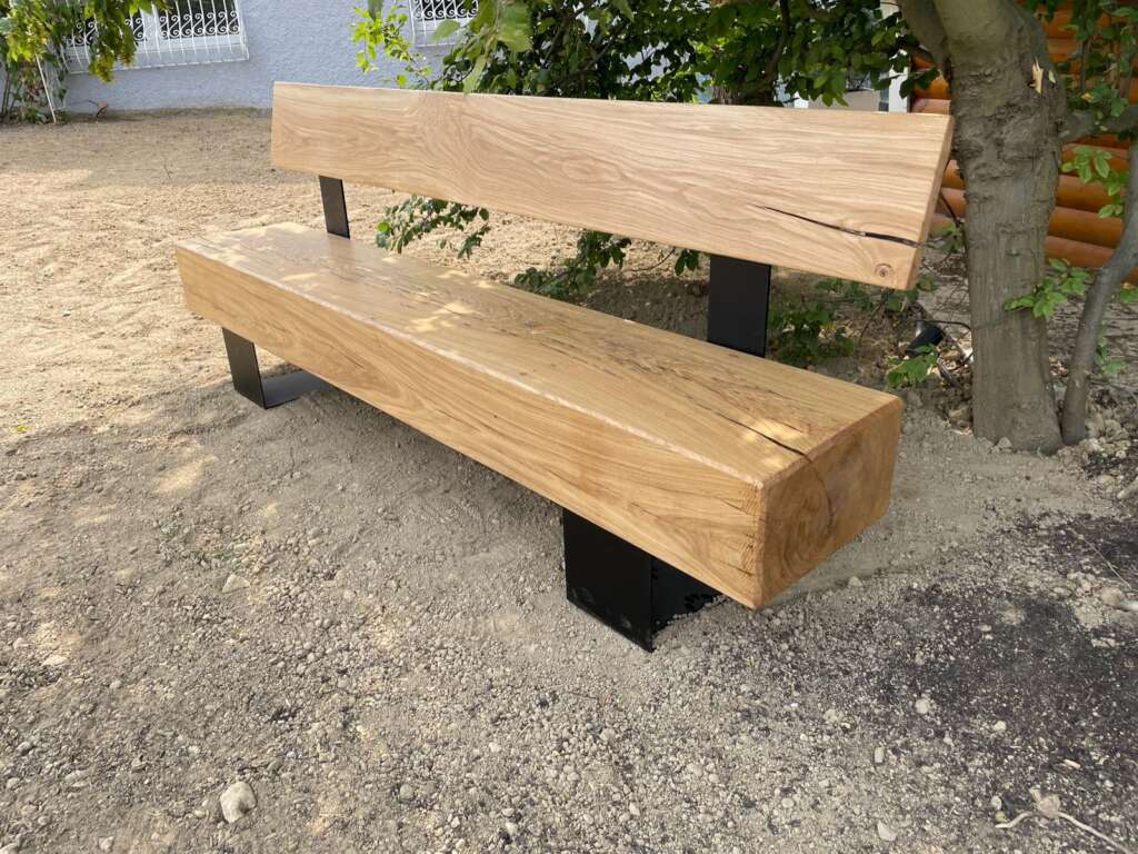 Banc sur mesure en bois massif avec piétement en acier noir