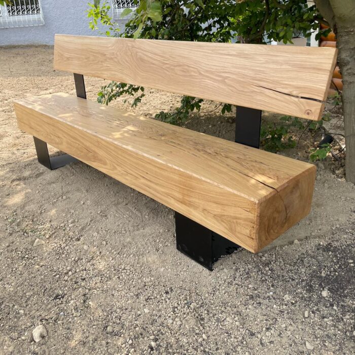 Banc sur mesure en bois massif avec piétement en acier noir