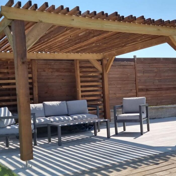 Pergola sur mesure en bois et métal installée dans un jardin