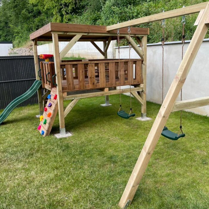 Aire de jeux en bois sur mesure pour enfants avec cabane et toboggan