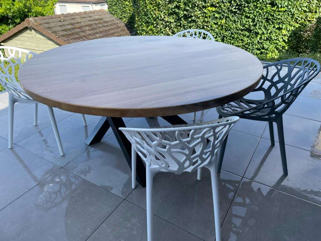 Table ronde en chêne massif diamètre 140 cm avec piétement central en acier noir