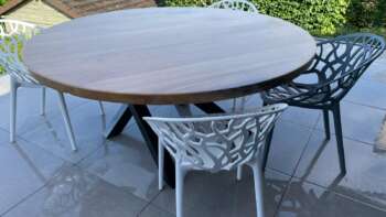 Table ronde en chêne massif diamètre 140 cm avec piétement central en acier noir