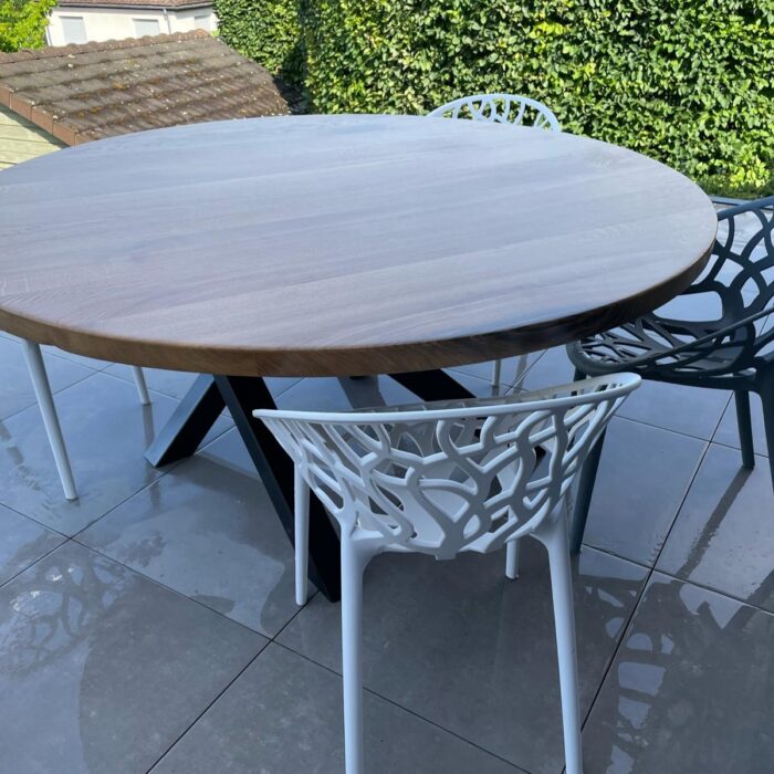Table ronde en chêne massif diamètre 140 cm avec piétement central en acier noir