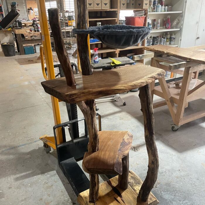 Arbre à chat artisanal en bois massif avec panier suspendu – Mazawood