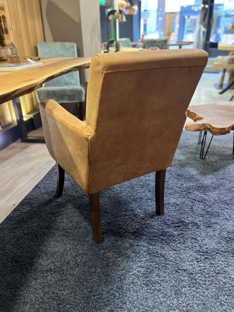 Vue latérale du fauteuil Dijon dans un salon moderne