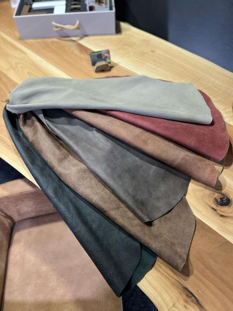 Détail du dossier ergonomique et des accoudoirs du fauteuil Dijon