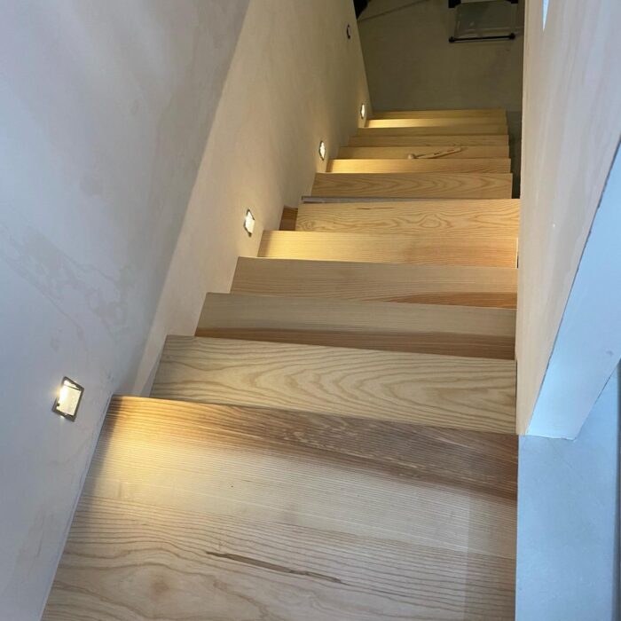 Marche d’escalier en frêne massif avec finition naturelle