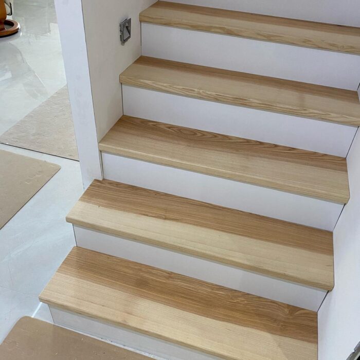 Vue d’ensemble d’un escalier sur mesure en bois clair