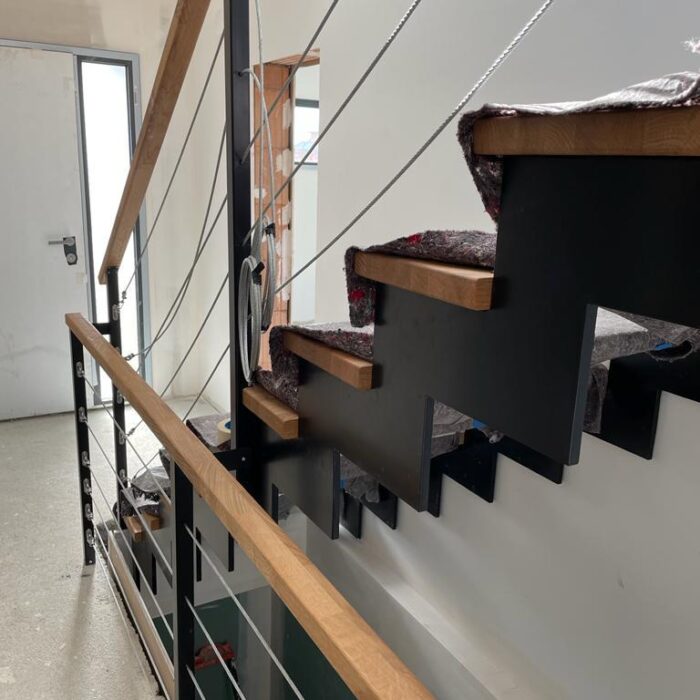 Escalier design avec marches en chêne massif et limon en acier