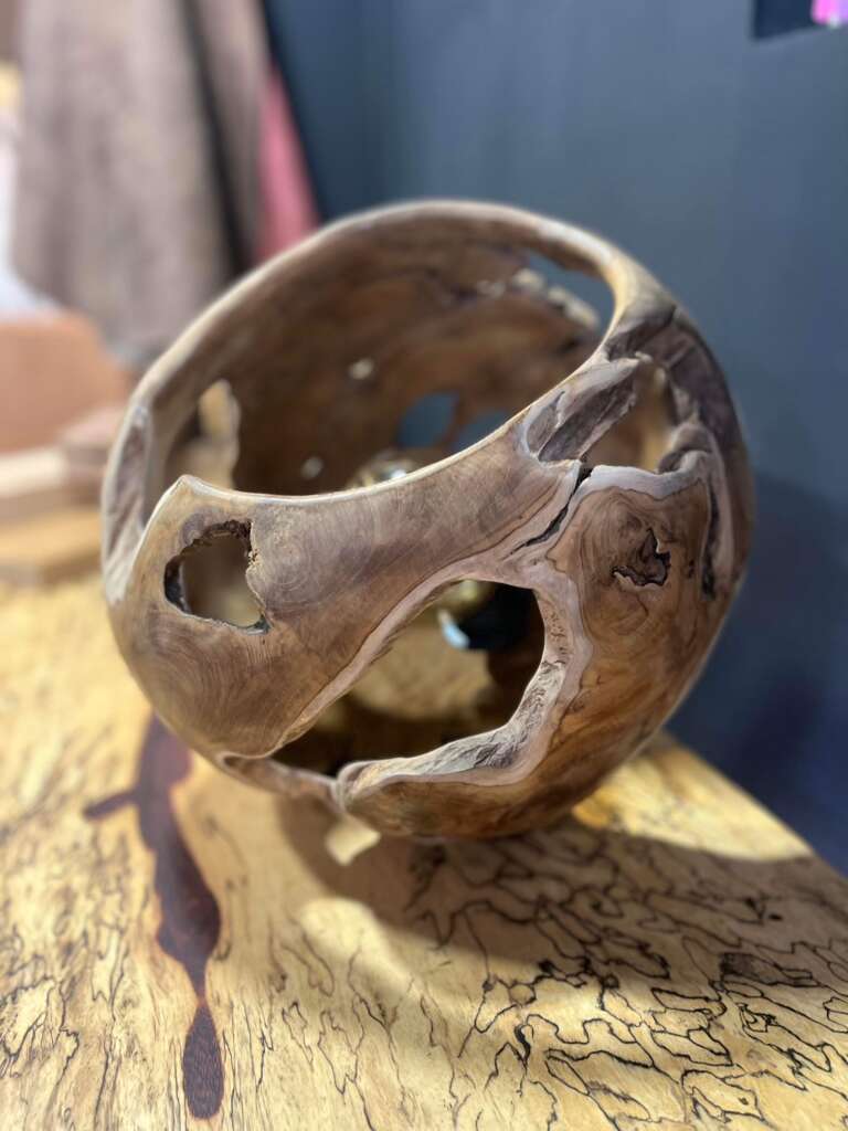 Lampe boule en teck massif sculpté artisanalement – Mazawood