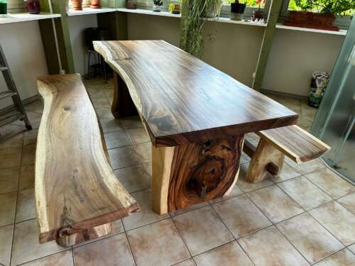 Table extérieure en bois exotique sur terrasse