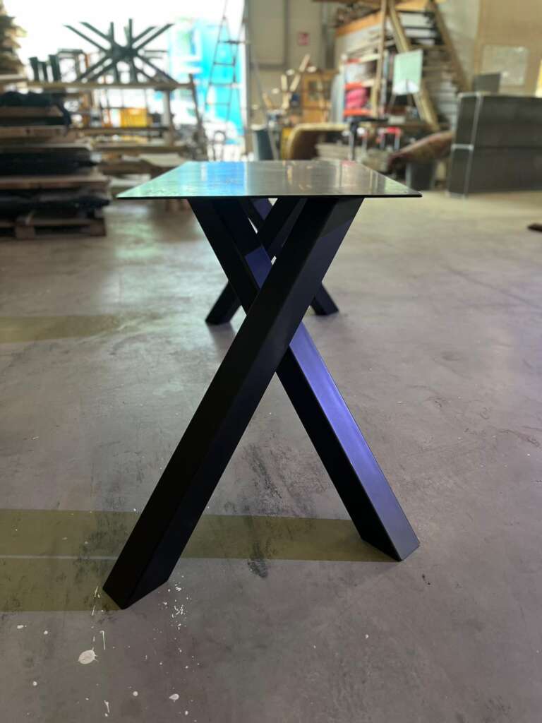 Pied de table contemporain croisé avec patins de protection – Mazawood - Menuiserie