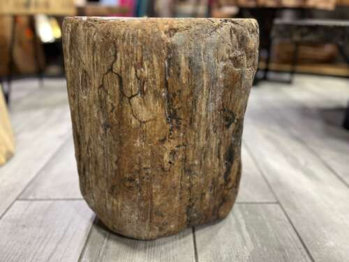Texture brute et forme irrégulière d’un bois pétrifié – Mazawood - Menuiserie