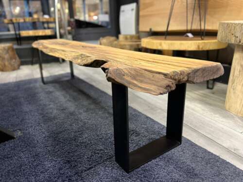 Meuble TV en bois brut avec chants naturels et structure en U