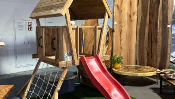 Aire de jeux en teck massif avec toboggan rouge, dimensions 280x170x272 cm