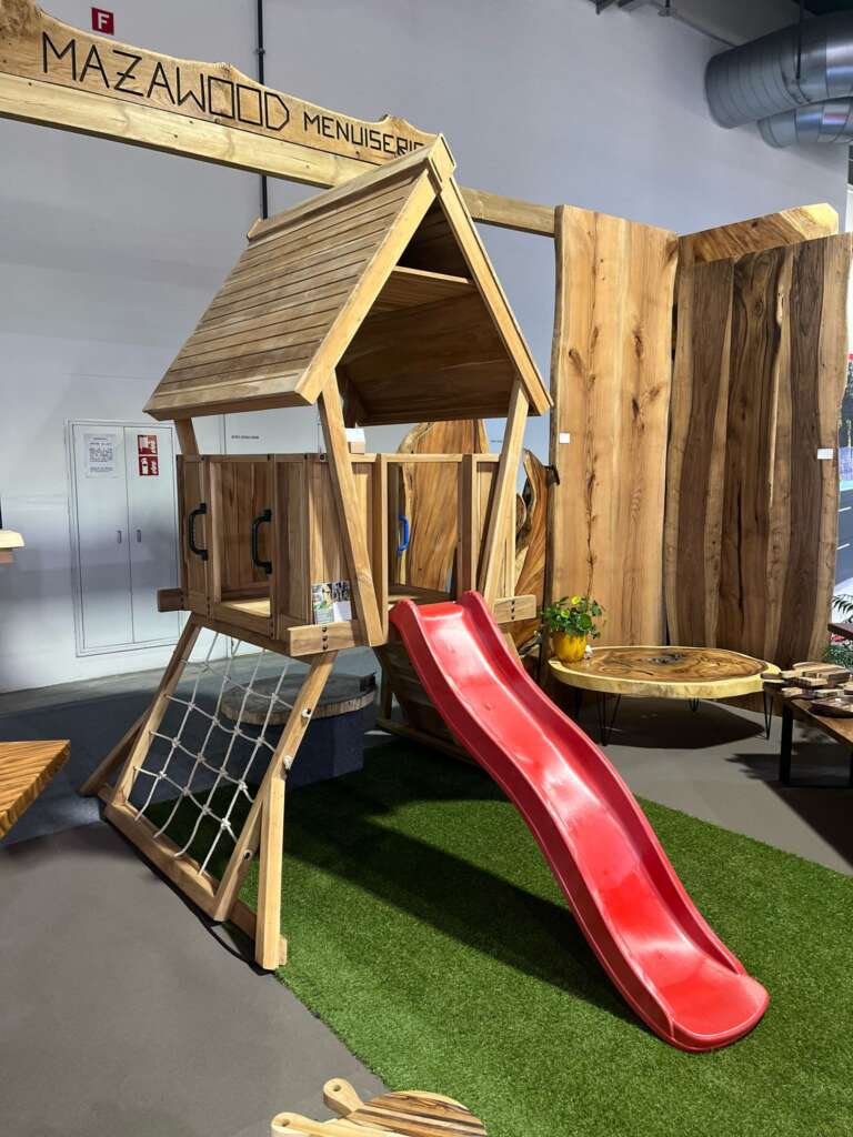 Aire de jeux en teck massif avec toboggan rouge, dimensions 280x170x272 cm