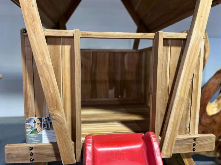Toboggan vert sur aire de jeux bois massif et cabane enfant