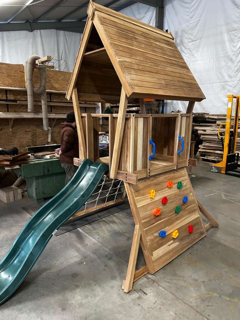 Structure de jeux enfant avec cabane, mur d’escalade et plateforme sécurisée