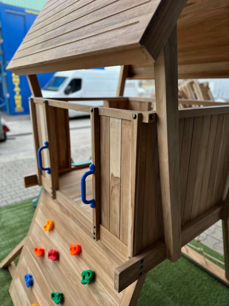 Toboggan vert sur aire de jeux bois massif et cabane enfant