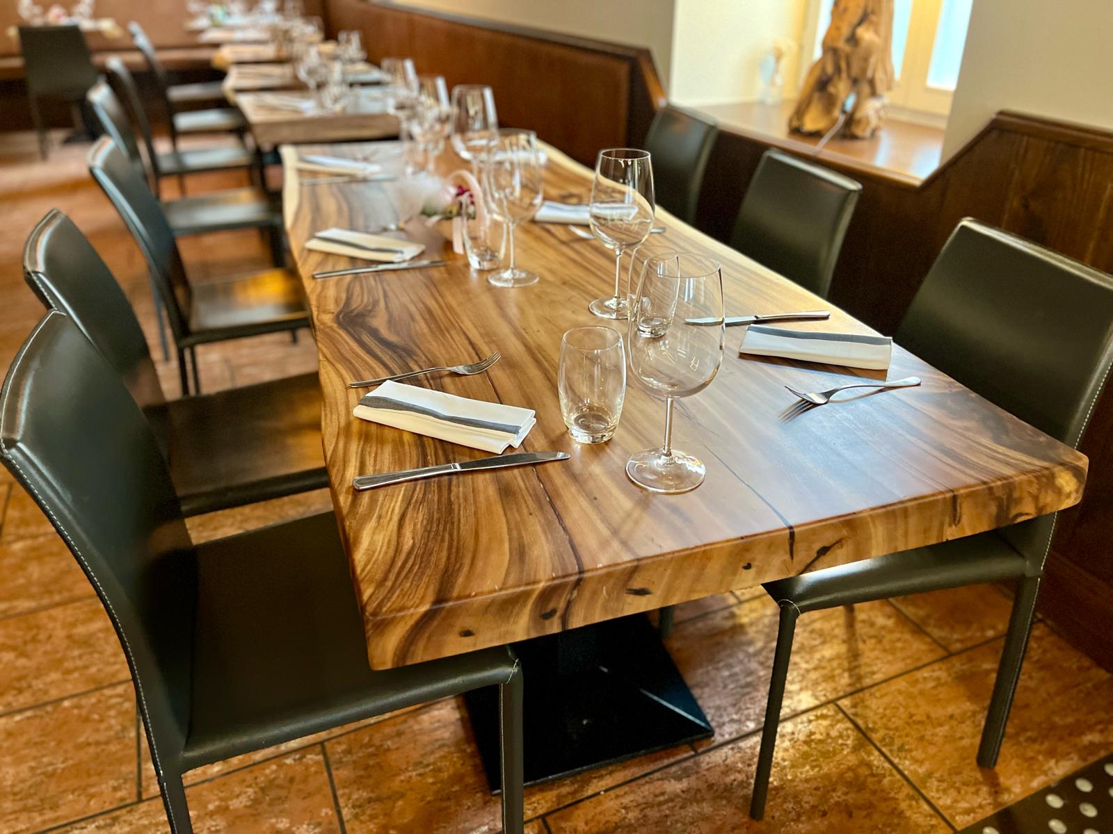 table pour restaurant en bois pour professionnels Menuiserie Mazawood Alsace