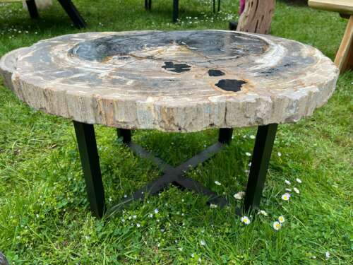Table ronde en bois fossilisé sur structure métallique design – Mazawood - Menuiserie