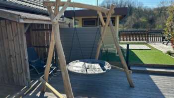 Balançoire en teck massif avec structure en arc type nid d’oiseau