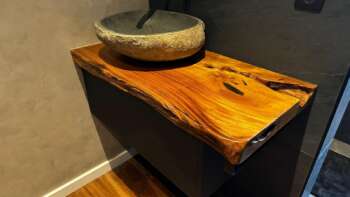 Meuble de salle de bain avec plan en suar massif et chant naturel