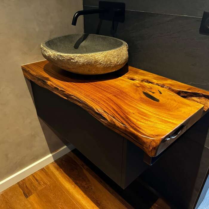 Meuble de salle de bain avec plan en suar massif et chant naturel