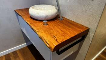 Meuble de salle de bain sur mesure en suar massif et stratifié magnolia