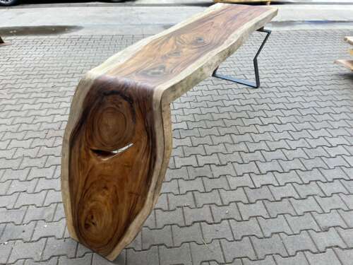 Bureau artisanal en bois suar, plateau sculpté et piètement métal Mazawood