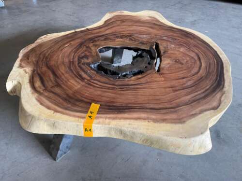 Table basse organique en bois suar massif et piètement design noir — Mazawood