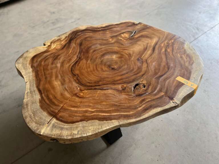Détail table A10 suar massif lignes fluides naturelles Mazawood