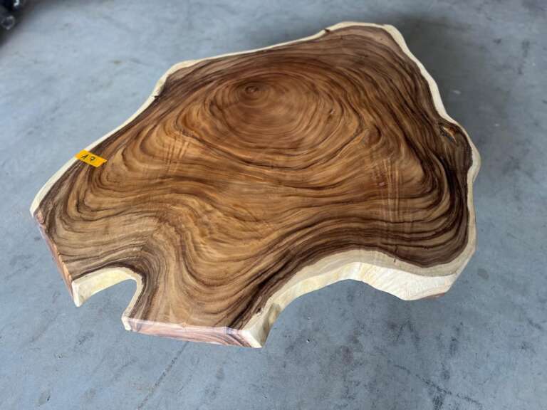 Table basse design A7 en suar, formes naturelles et veinage marqué, Mazawood