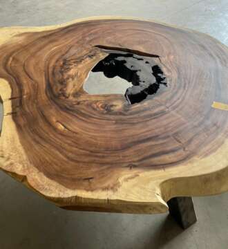 Table basse en suar massif avec plateau sculptural naturel — Mazawood
