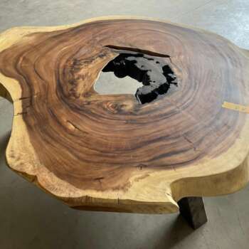 Table basse en suar massif avec plateau sculptural naturel — Mazawood